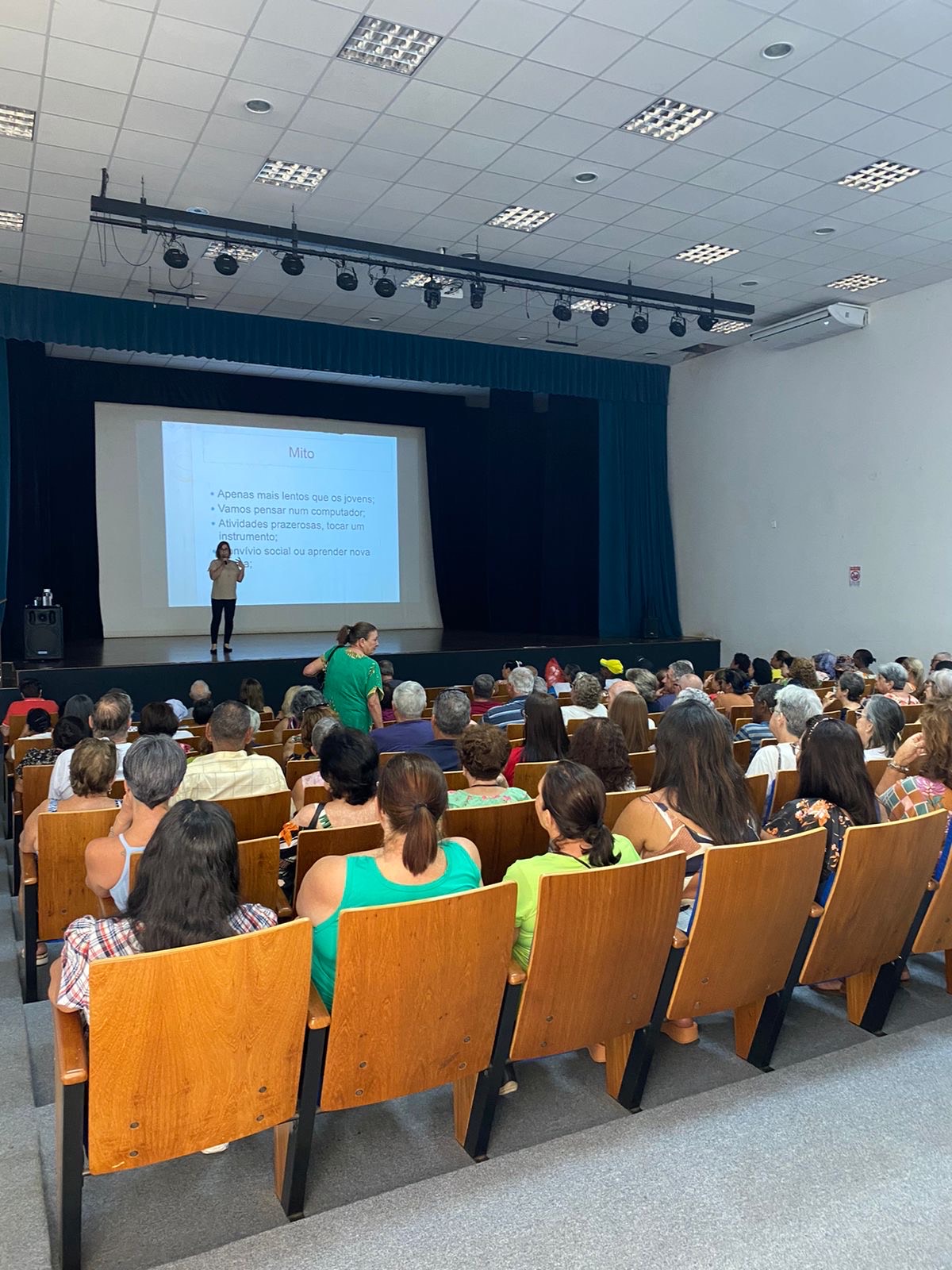 Evento em comemoração à semana do idoso no anfiteatro municipal.
